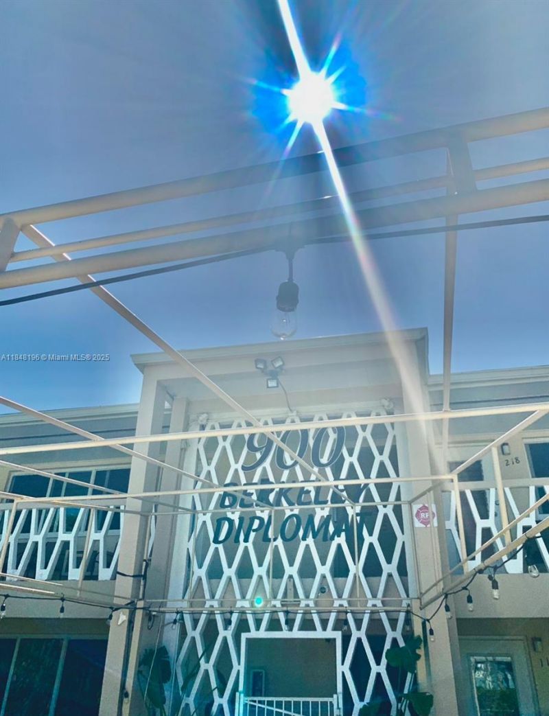 900 Atlantic Shores Blvd, Unit 215, Hallandale Beach, FL 33009 Photo