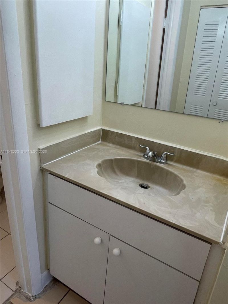 1325 W 68th St, Unit 221, Hialeah, FL 33014 Photo