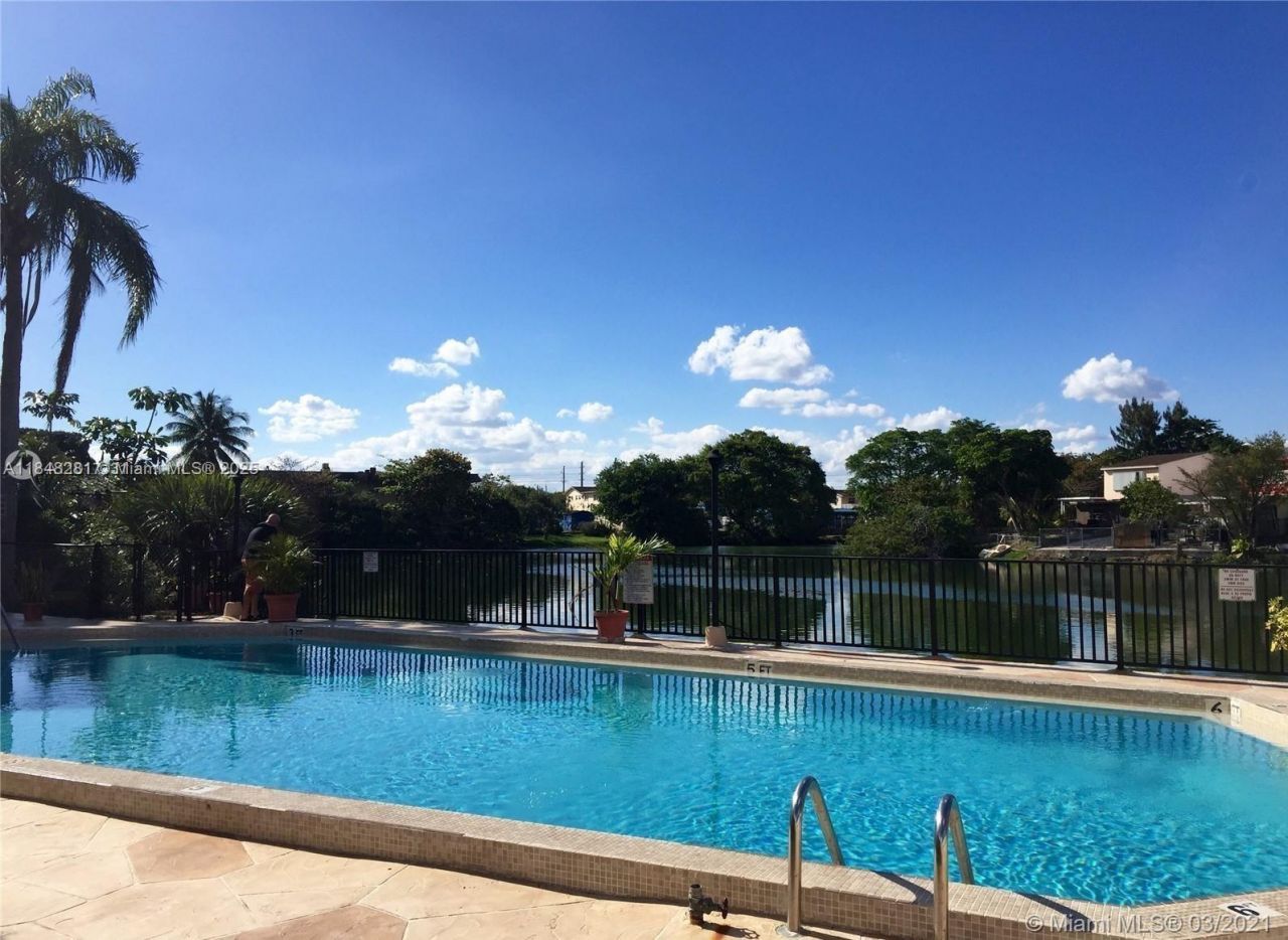 1325 W 68th St, Unit 514, Hialeah, FL 33014 Photo