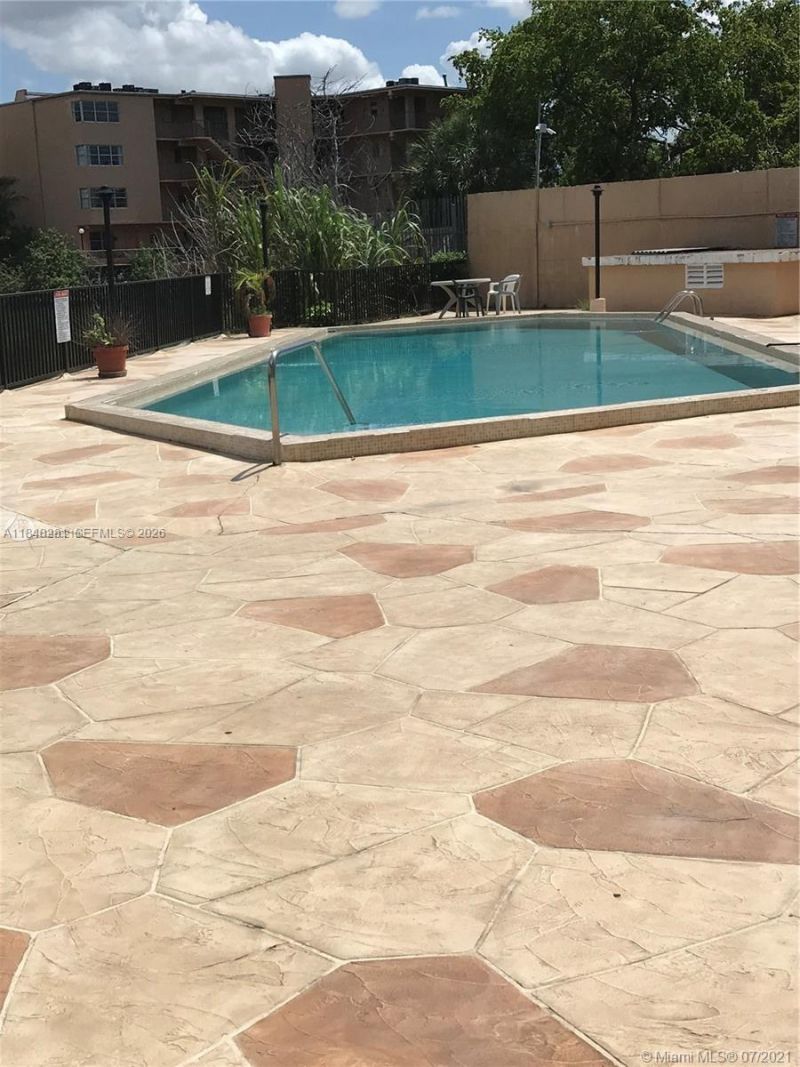 1325 W 68th St, Unit 514, Hialeah, FL 33014 Photo