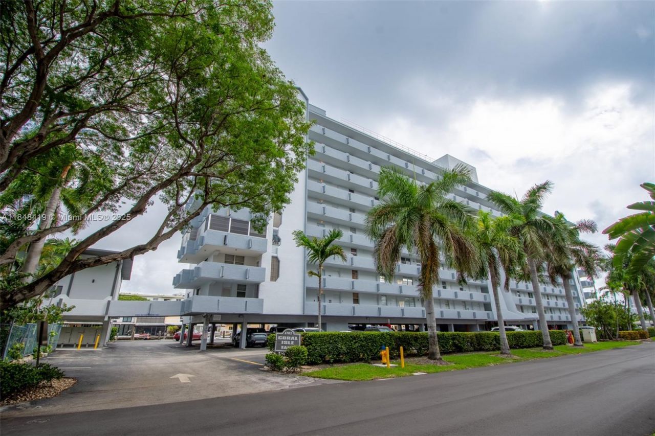 3703 NE 166th St, Unit 408, North Miami Beach, FL 33160 Photo