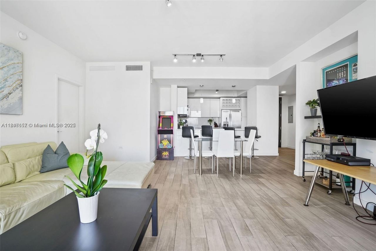 999 SW 1st Ave, Unit 2717, Miami, FL 33130 Photo