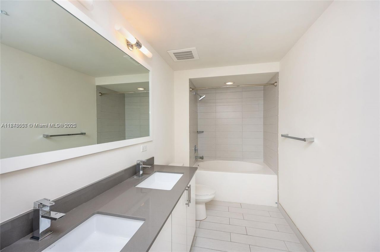 999 SW 1st Ave, Unit 2717, Miami, FL 33130 Photo