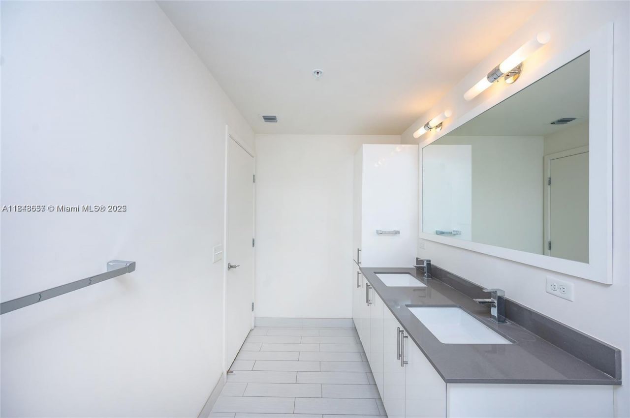 999 SW 1st Ave, Unit 2717, Miami, FL 33130 Photo