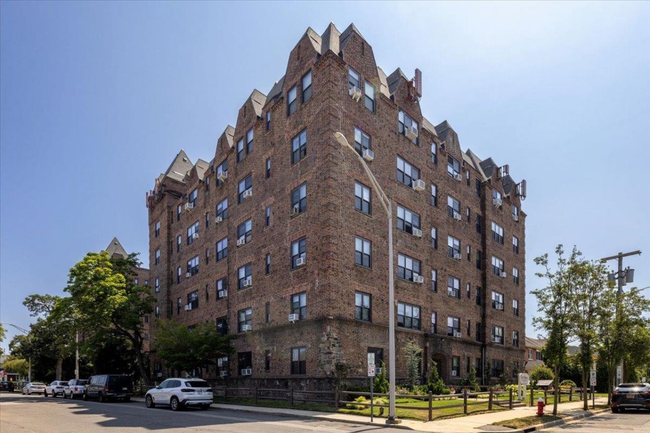 141 Wyckoff Place, Unit 2E, Woodmere, NY 11598 Main Photo
