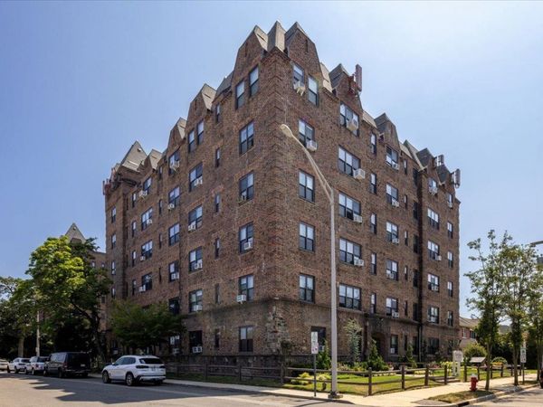 141 Wyckoff Place, Unit 2E, Woodmere, NY 11598