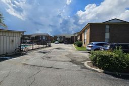 2005 Greens Blvd. photo 4