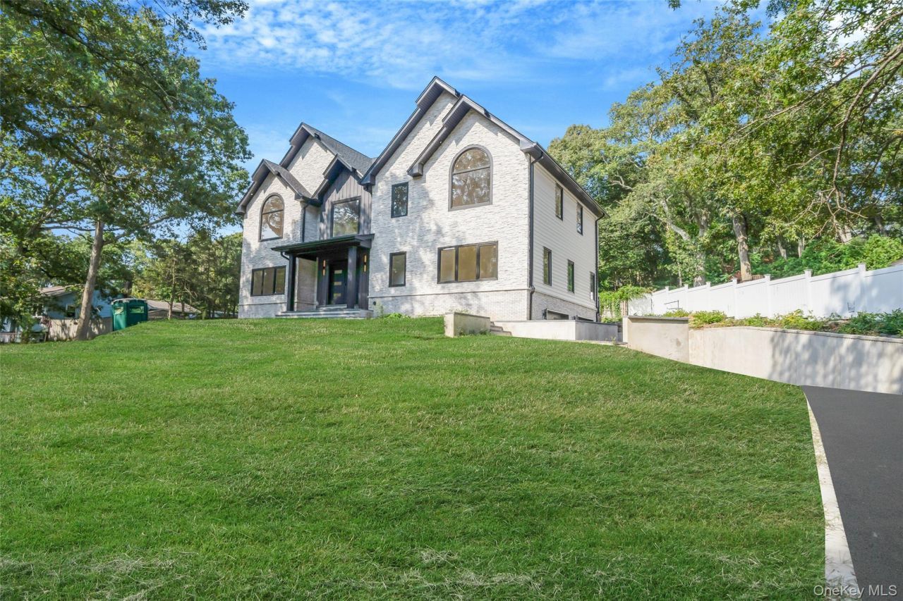 628 Meadow Road, Smithtown, NY 11754 Main Photo