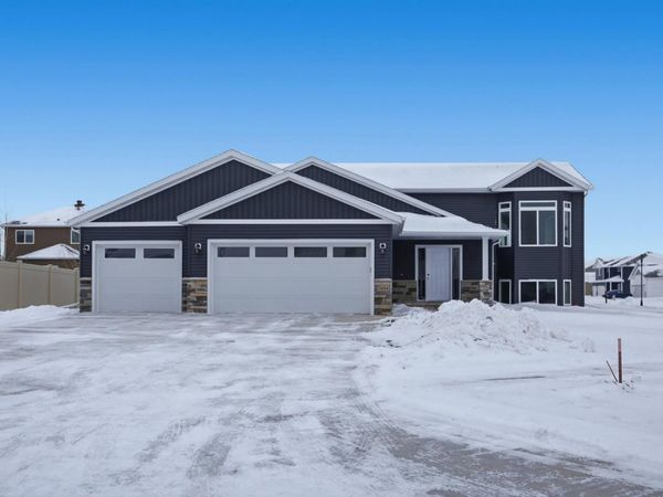 7494 Eagle Pointe Drive S, Fargo, ND 58104