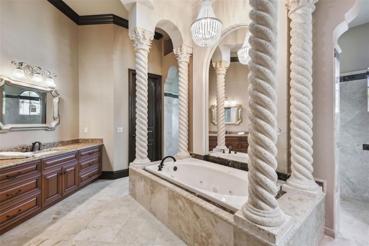 17005 Madres De Avila, Tampa, FL 33613 Photo