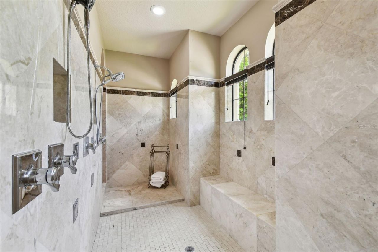 17005 Madres De Avila, Tampa, FL 33613 Photo