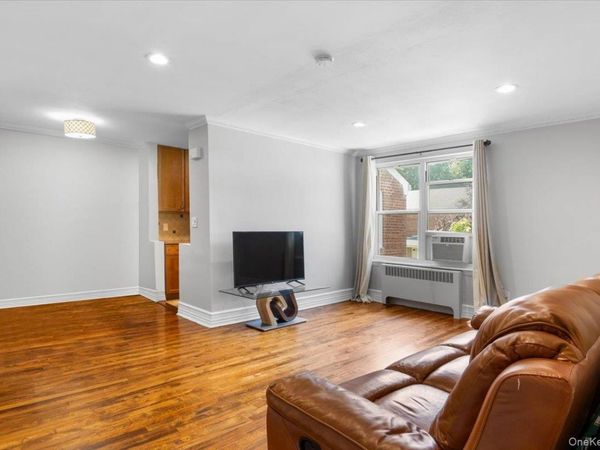 77 Edwards Street, Unit 2A, Roslyn Heights, NY 11577