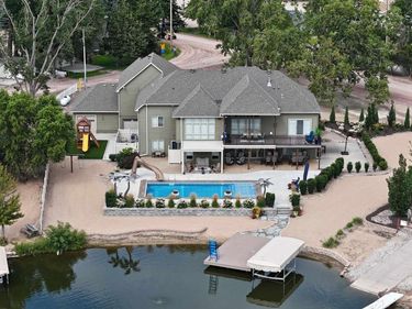 T37 Twin Lakes Drive, Fremont, NE 68025