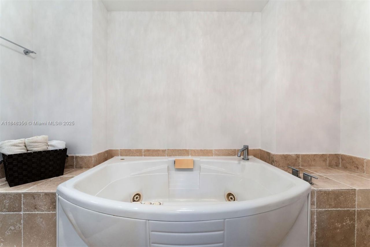 18201 Collins Ave, Unit 604, Sunny Isles Beach, FL 33160 Photo