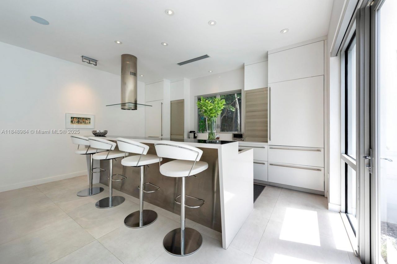 3175 Washington St, Miami, FL 33133 Photo