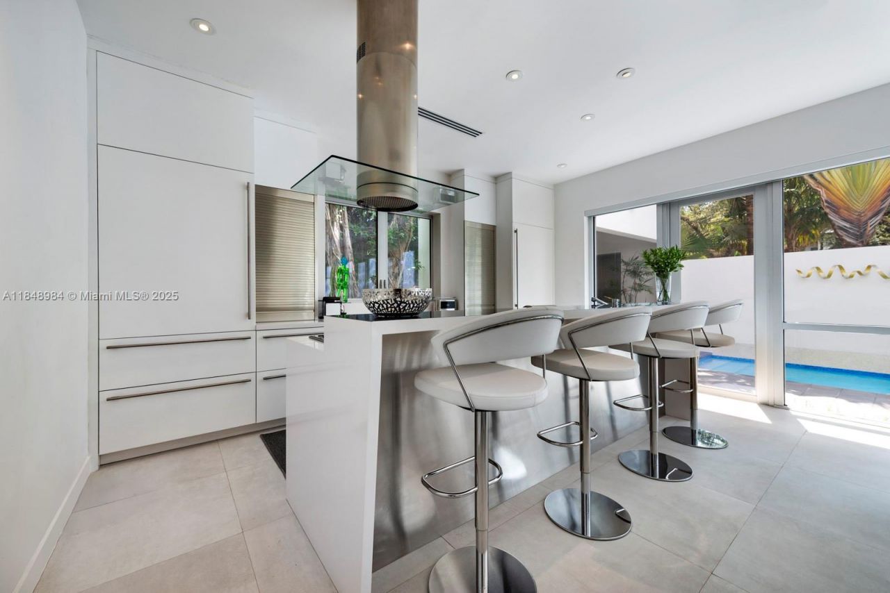 3175 Washington St, Miami, FL 33133 Photo