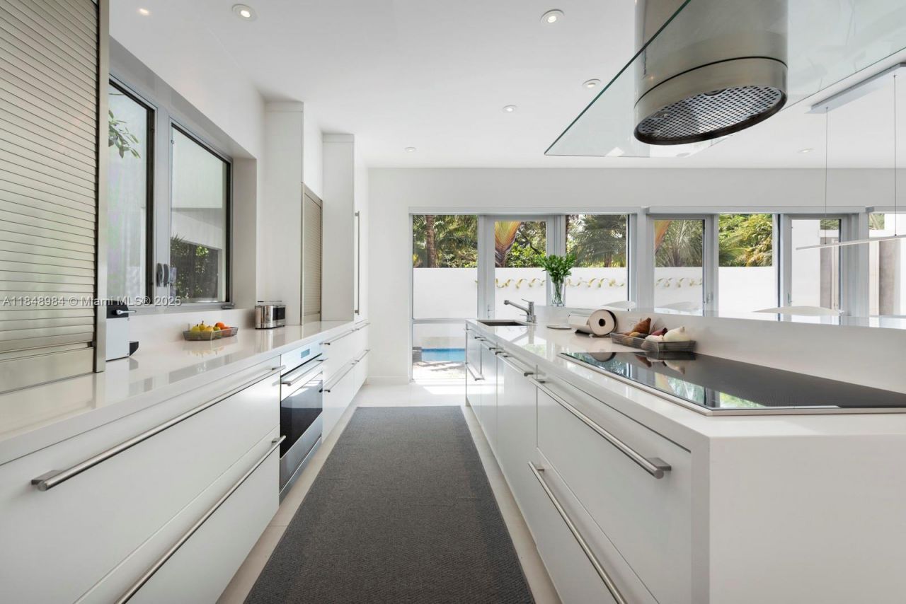 3175 Washington St, Miami, FL 33133 Photo