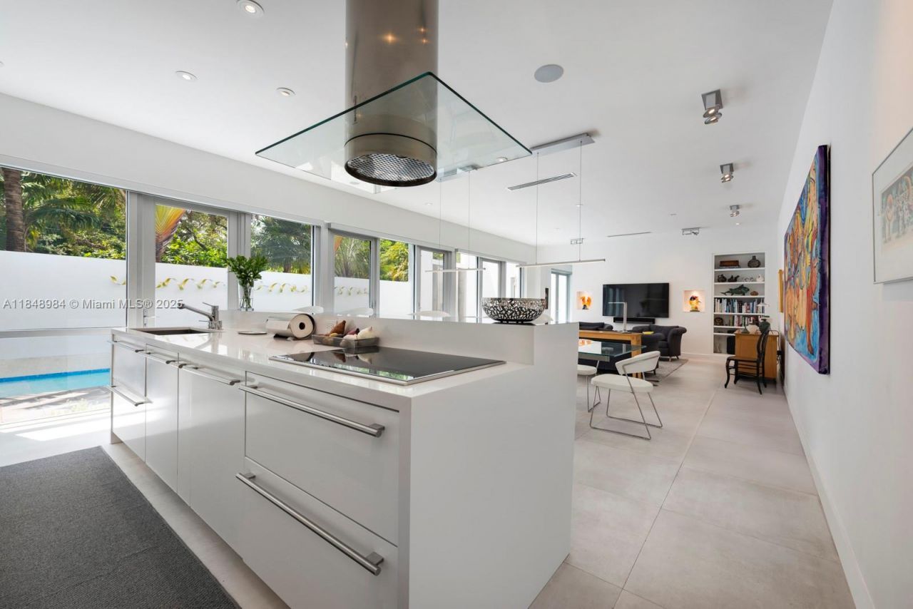 3175 Washington St, Miami, FL 33133 Photo