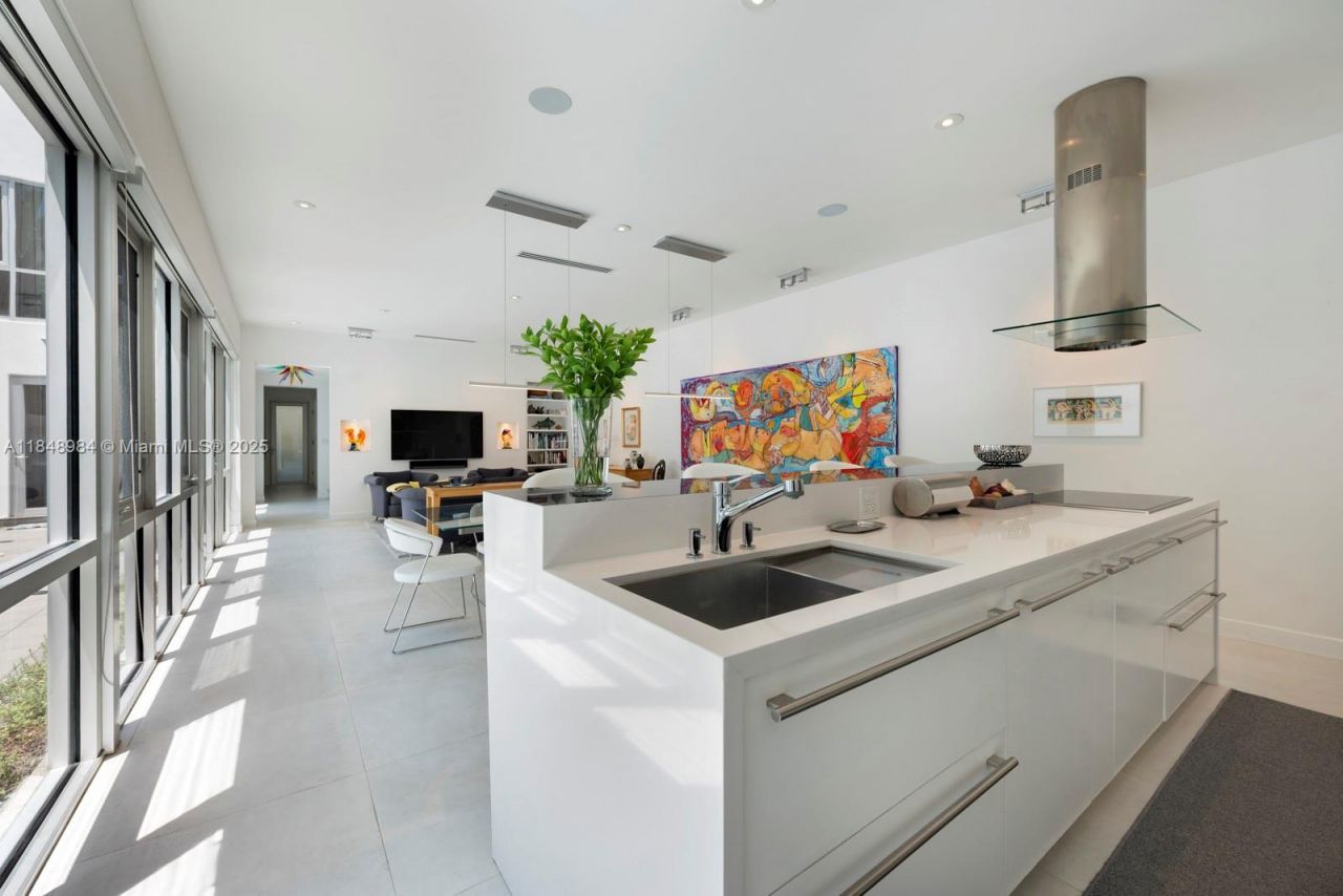 3175 Washington St, Miami, FL 33133 Photo