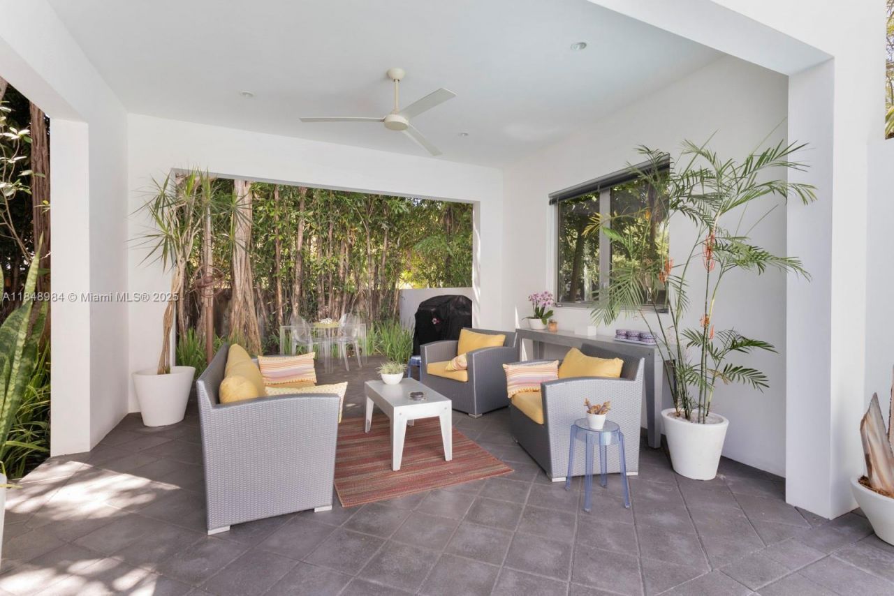 3175 Washington St, Miami, FL 33133 Photo