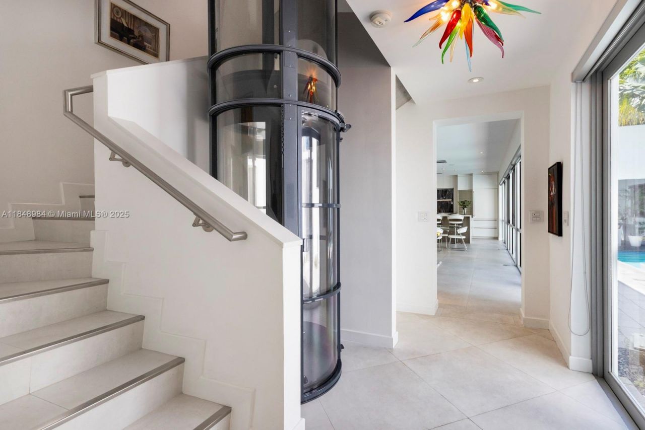 3175 Washington St, Miami, FL 33133 Photo