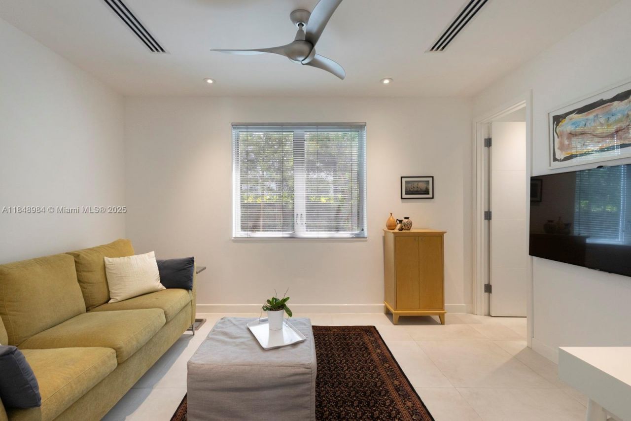 3175 Washington St, Miami, FL 33133 Photo