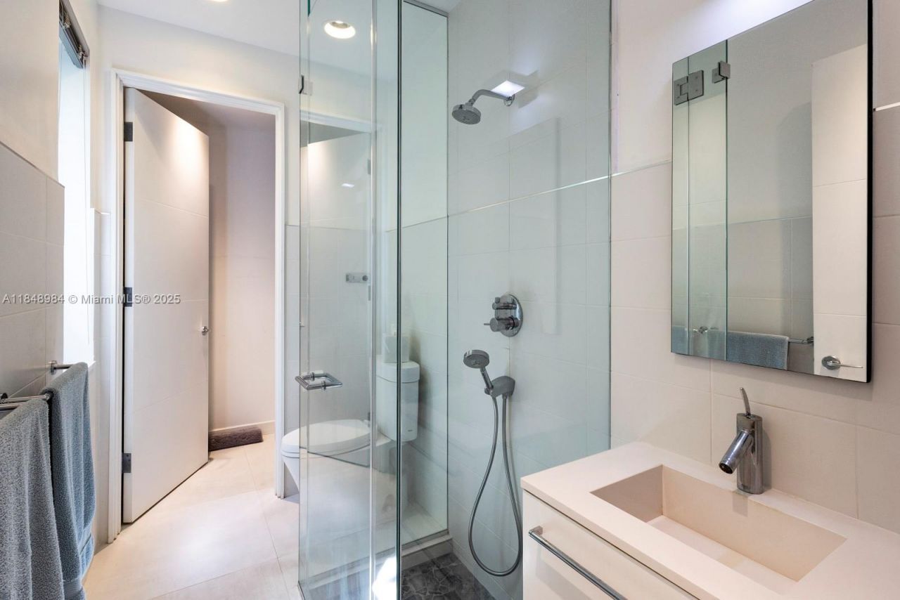 3175 Washington St, Miami, FL 33133 Photo