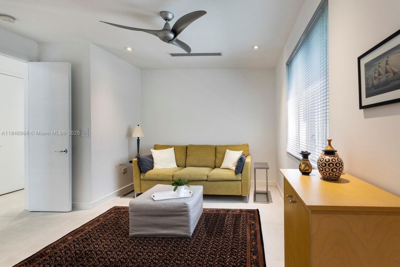 3175 Washington St, Miami, FL 33133 Photo