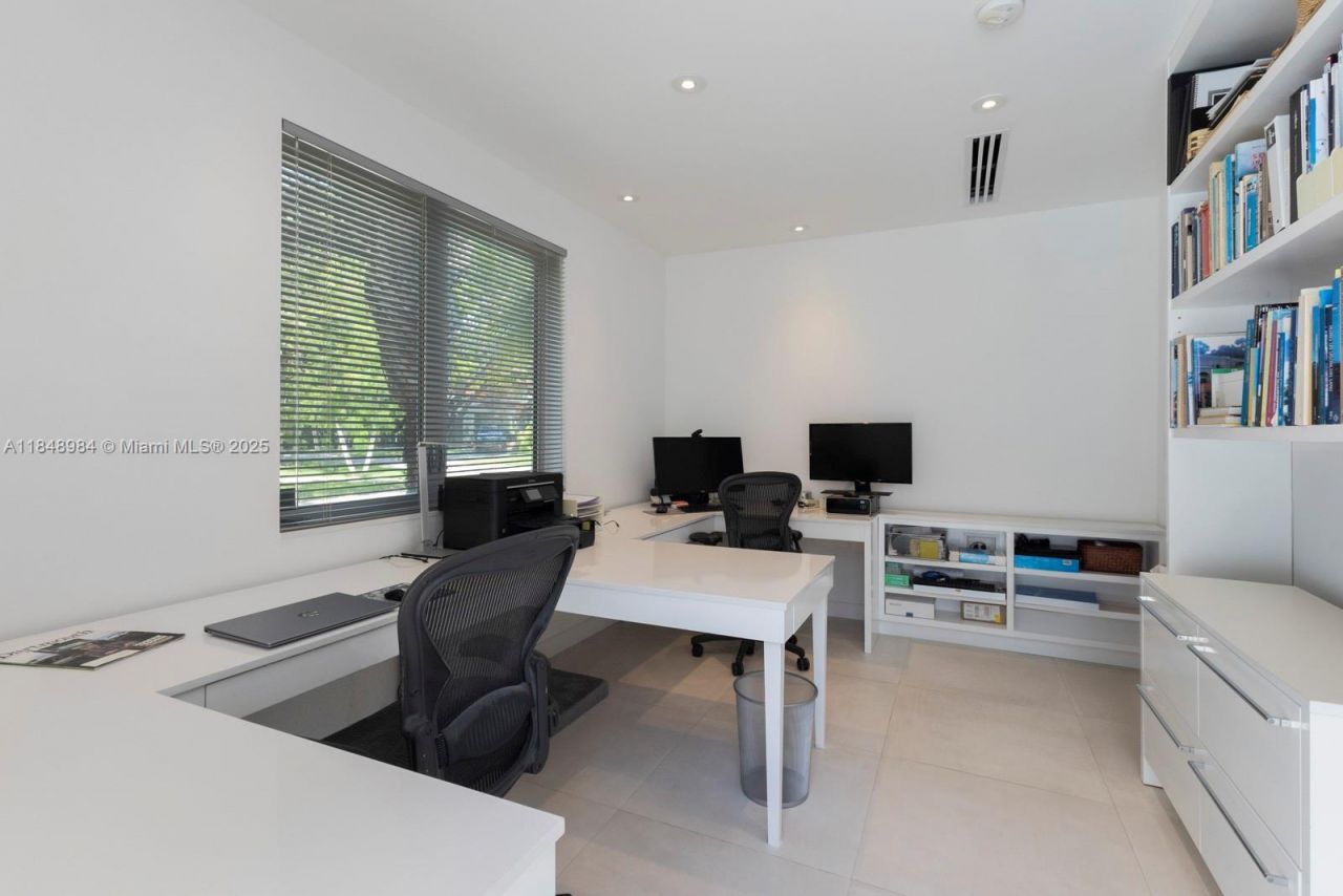 3175 Washington St, Miami, FL 33133 Photo