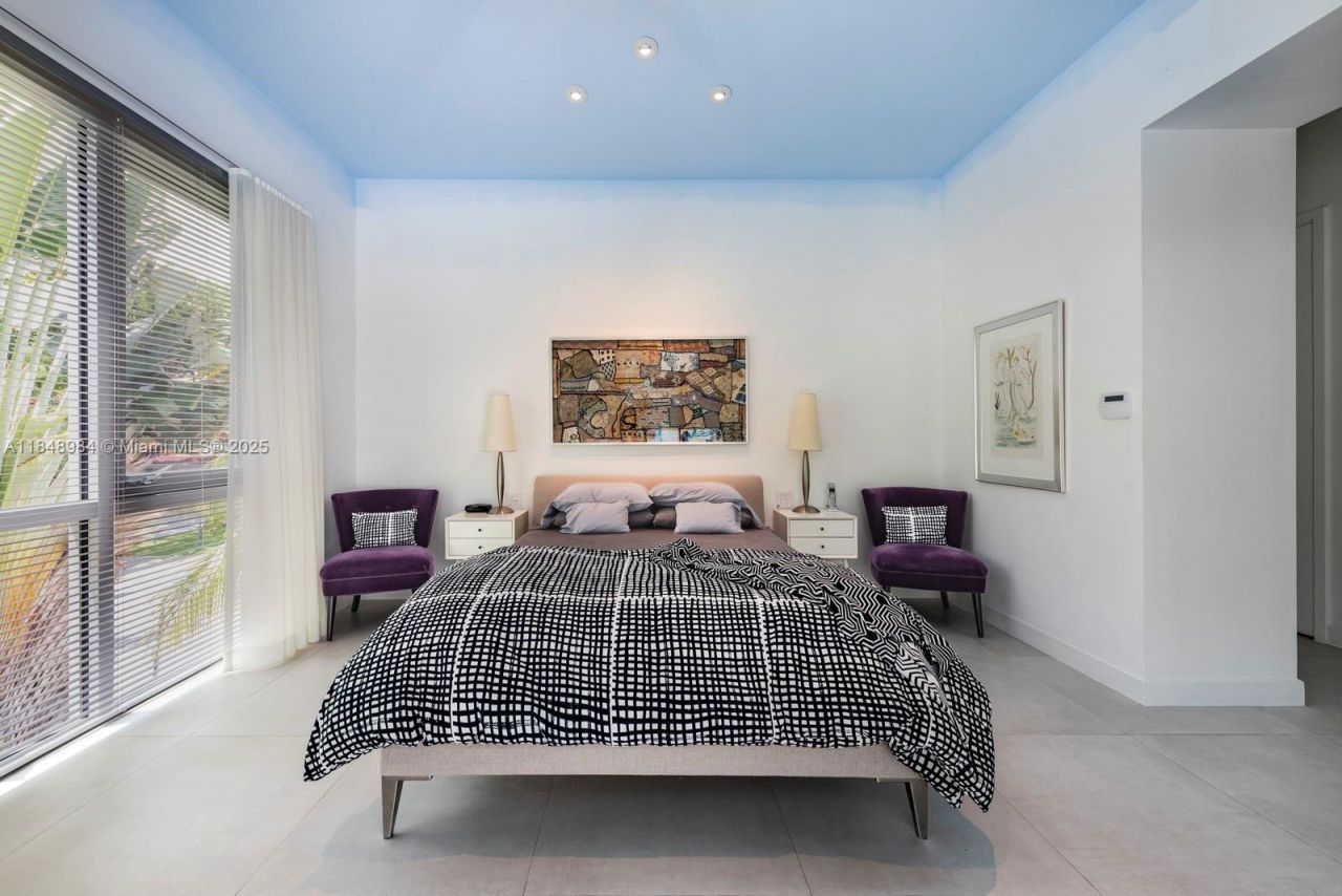 3175 Washington St, Miami, FL 33133 Photo