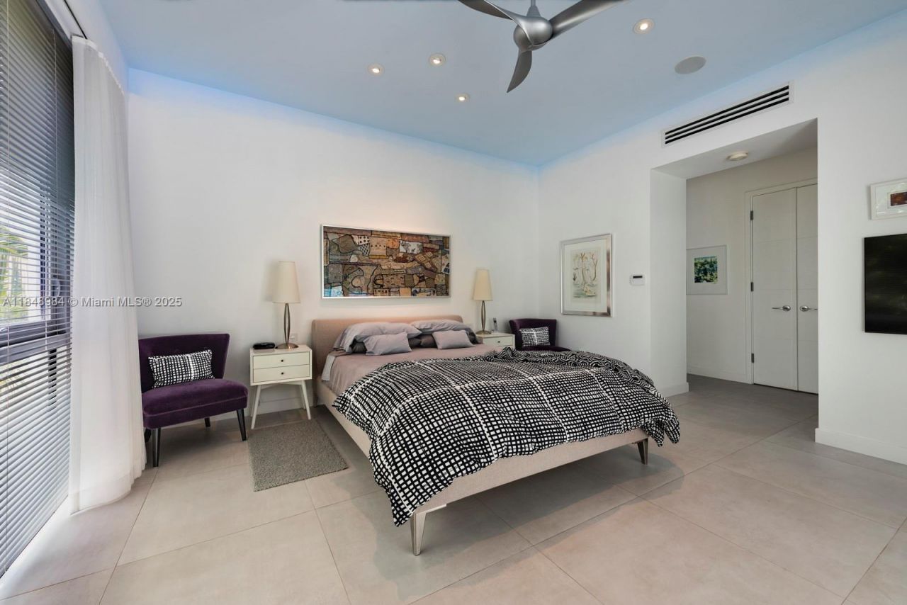 3175 Washington St, Miami, FL 33133 Photo