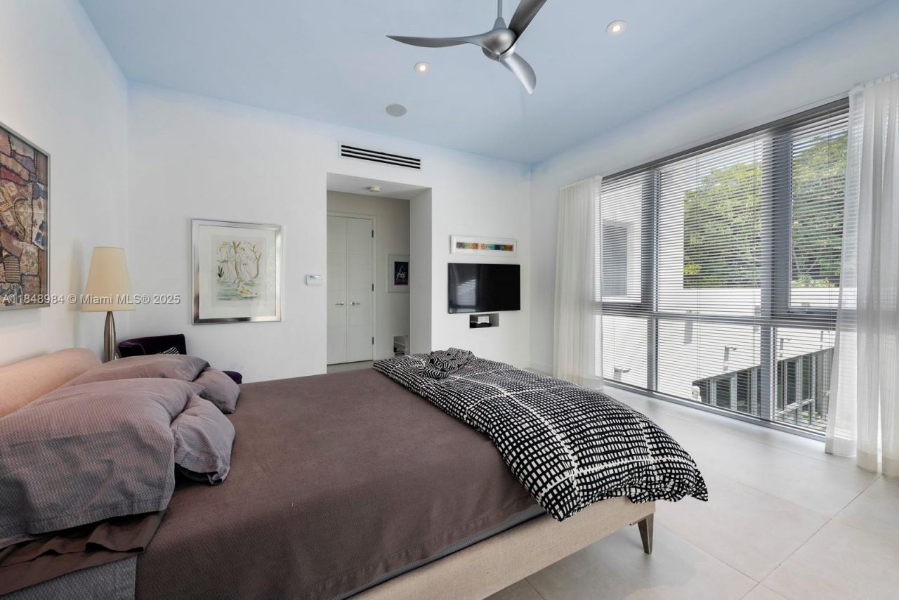 3175 Washington St, Miami, FL 33133 Photo