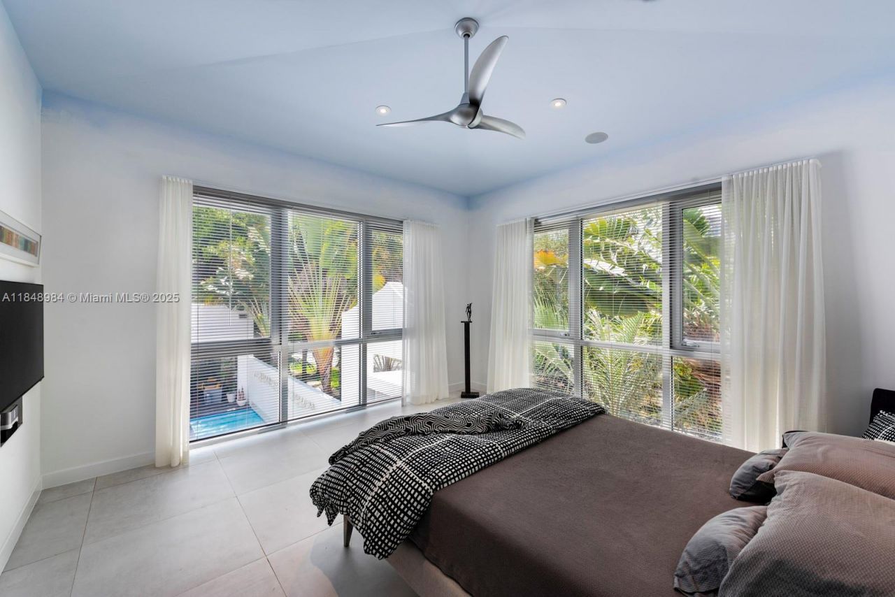 3175 Washington St, Miami, FL 33133 Photo