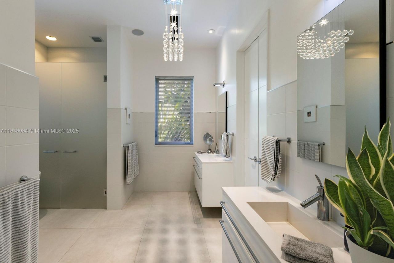 3175 Washington St, Miami, FL 33133 Photo