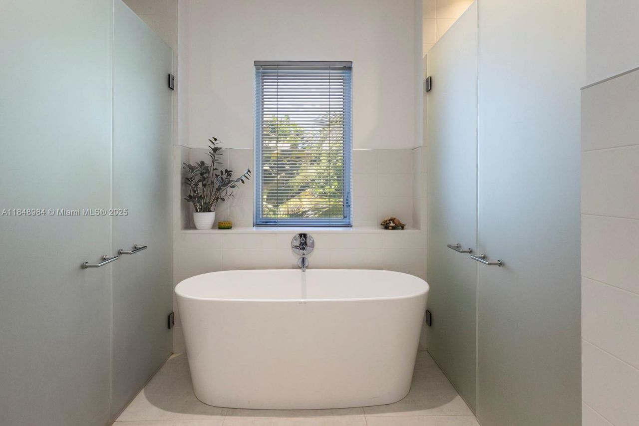 3175 Washington St, Miami, FL 33133 Photo