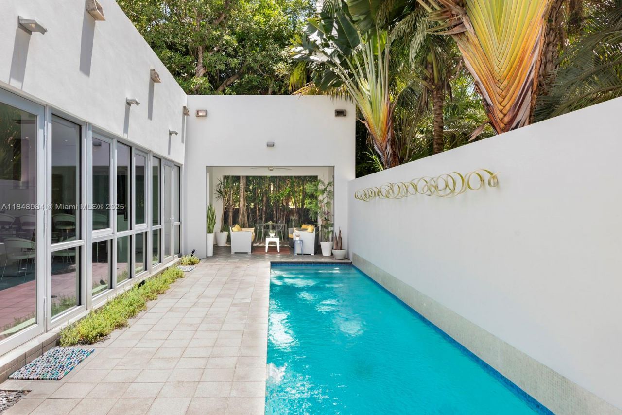 3175 Washington St, Miami, FL 33133 Photo