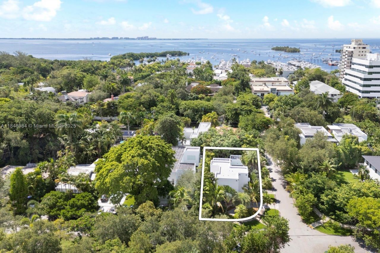 3175 Washington St, Miami, FL 33133 Photo