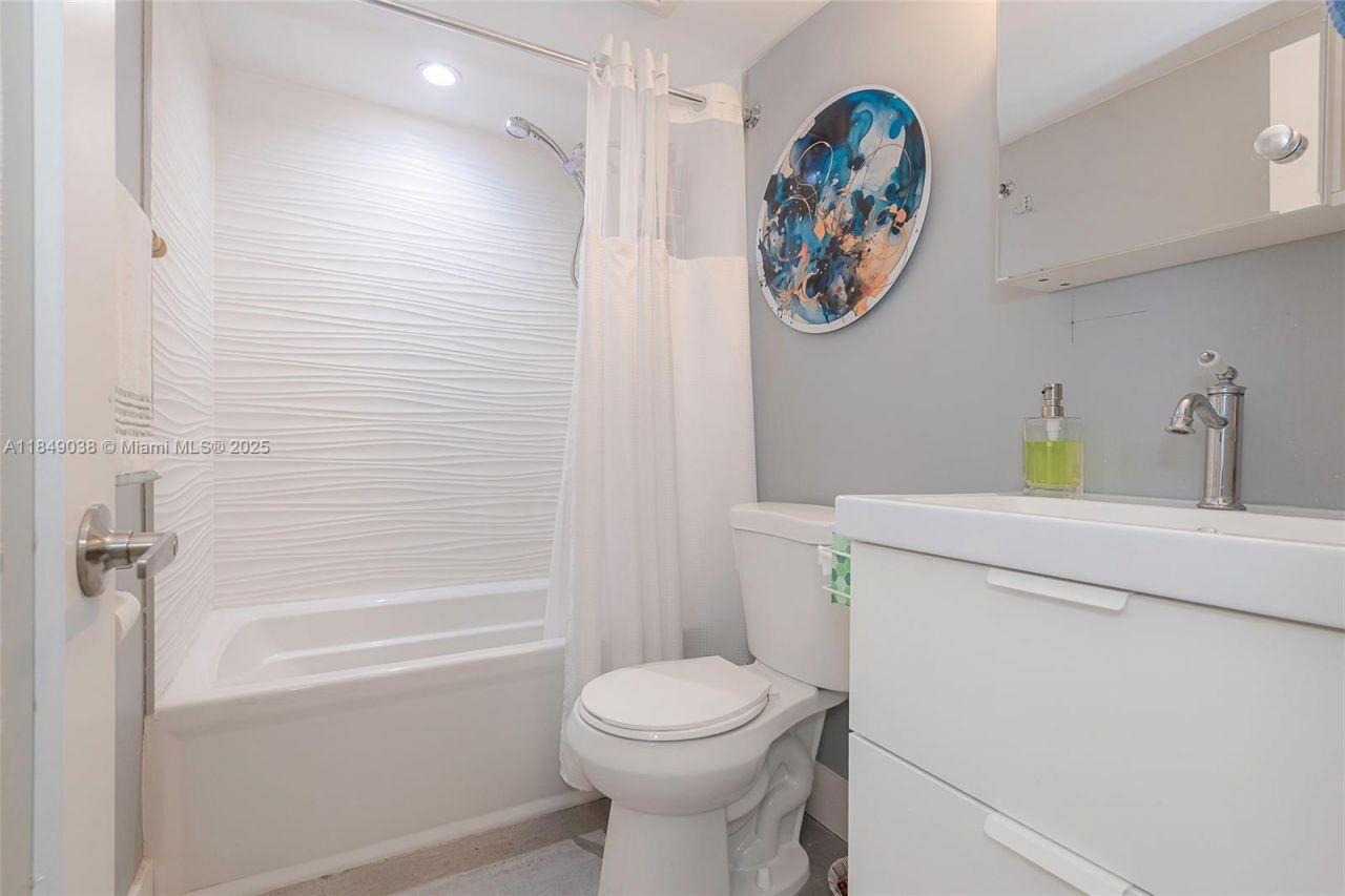 1631 NE 114th St, Unit 112, Miami, FL 33181 Photo