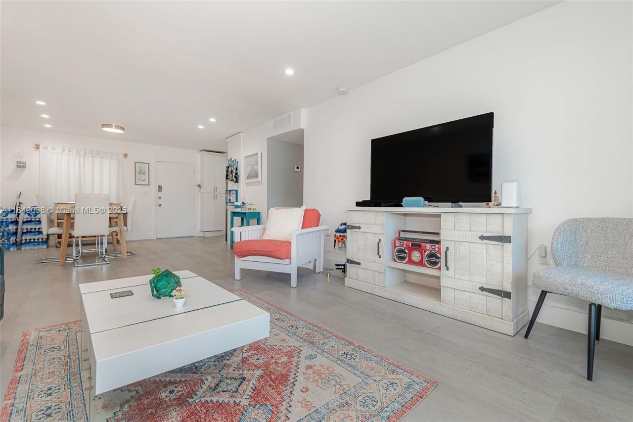 1631 NE 114th St, Unit 112, Miami, FL 33181 Photo