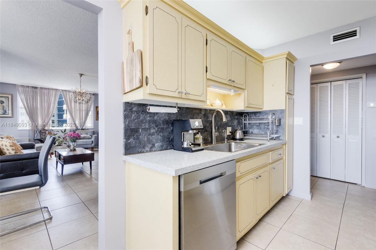 4330 Hillcrest Dr, Unit 519, Hollywood, FL 33021 Photo