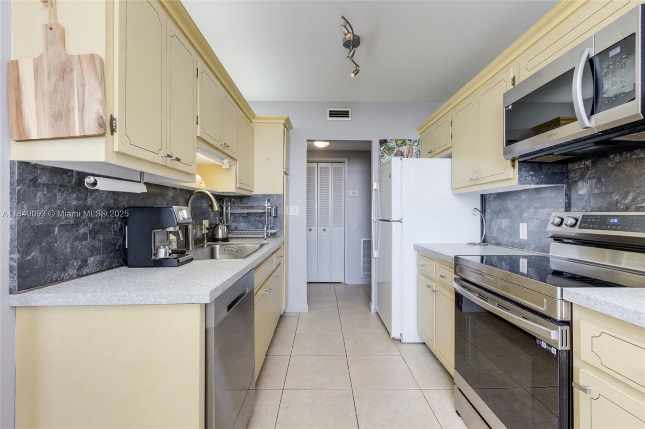 4330 Hillcrest Dr, Unit 519, Hollywood, FL 33021 Photo