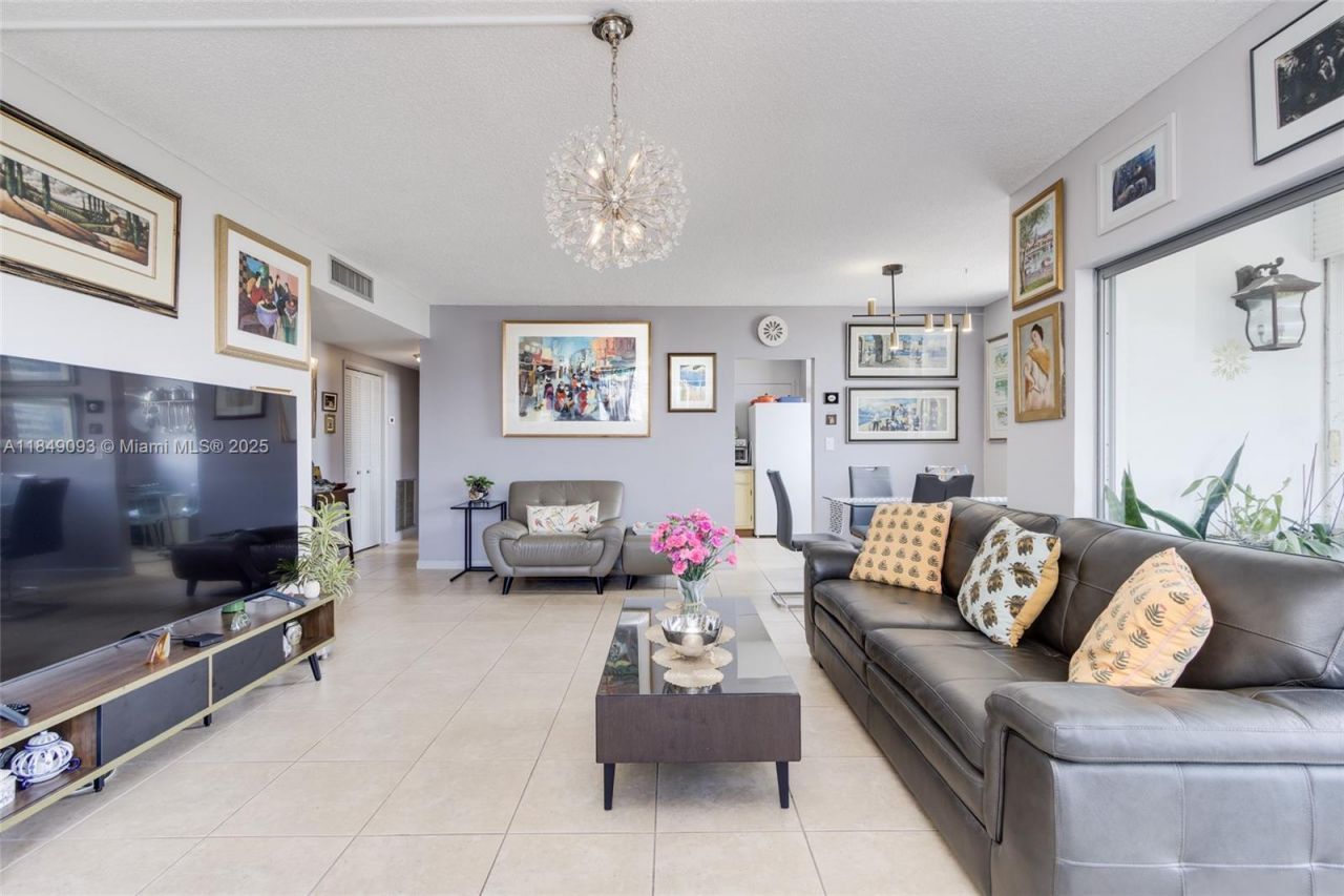 4330 Hillcrest Dr, Unit 519, Hollywood, FL 33021 Photo