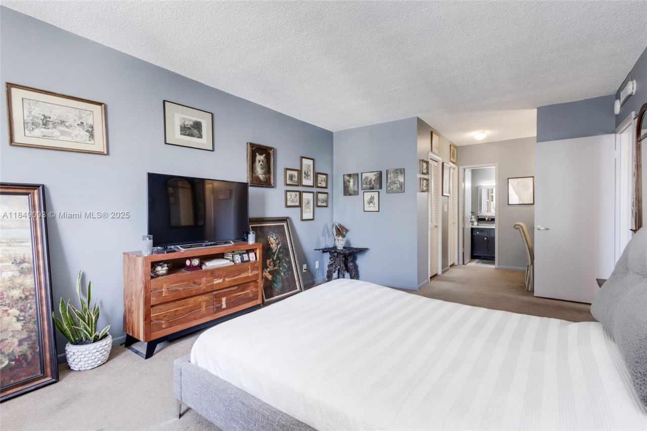 4330 Hillcrest Dr, Unit 519, Hollywood, FL 33021 Photo