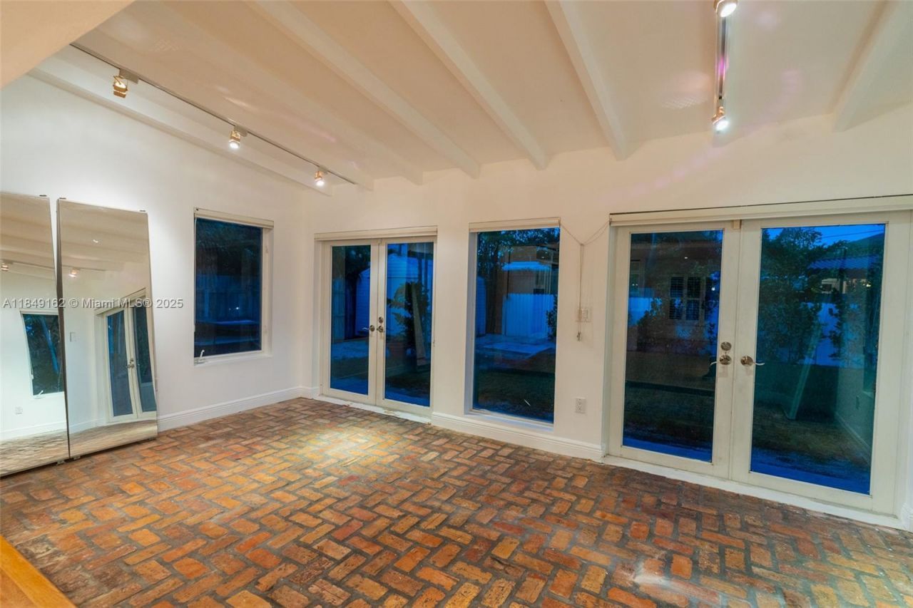 355 Redwood Ln, Key Biscayne, FL 33149 Photo