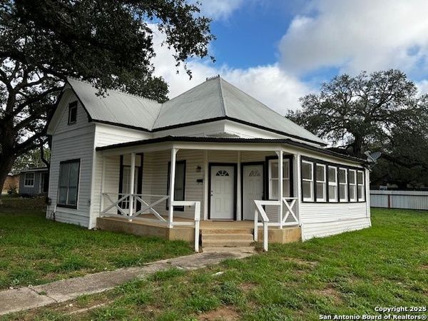 308 W Coker, Devine, TX 78016