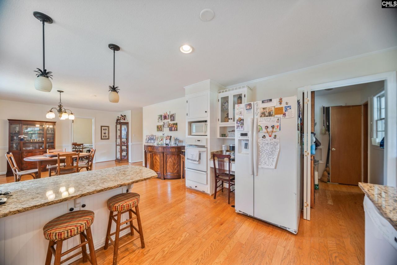 171 Elizabeth Street Photo 23