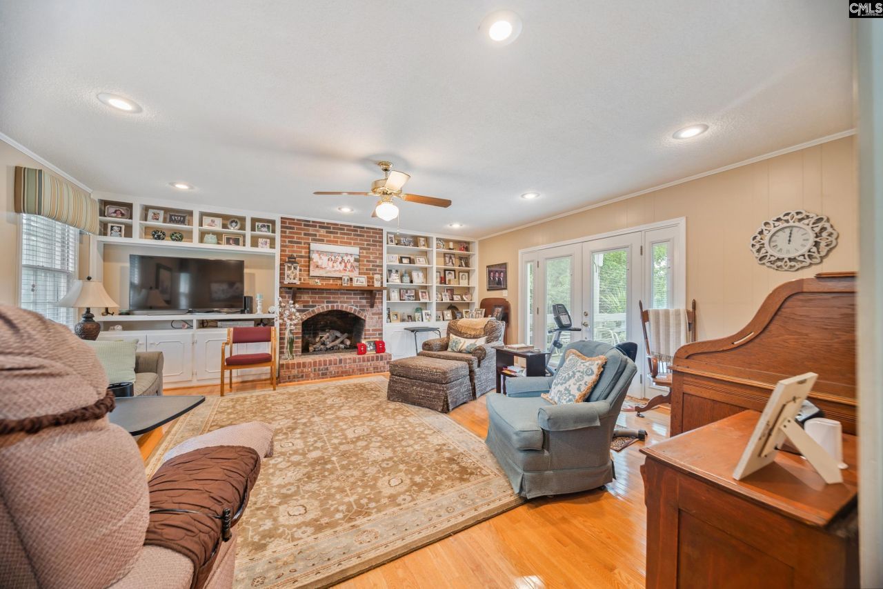 171 Elizabeth Street Photo 31