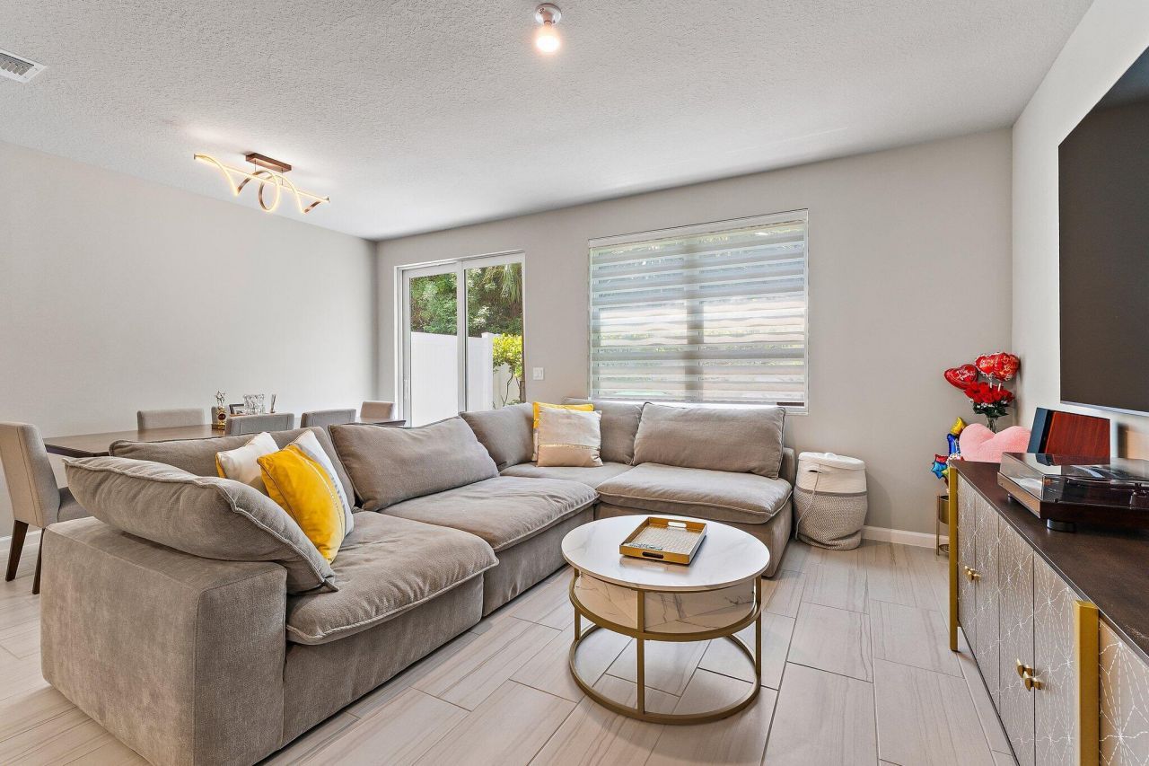 5611 Enclave Drive, Mangonia Park, FL 33407 Photo