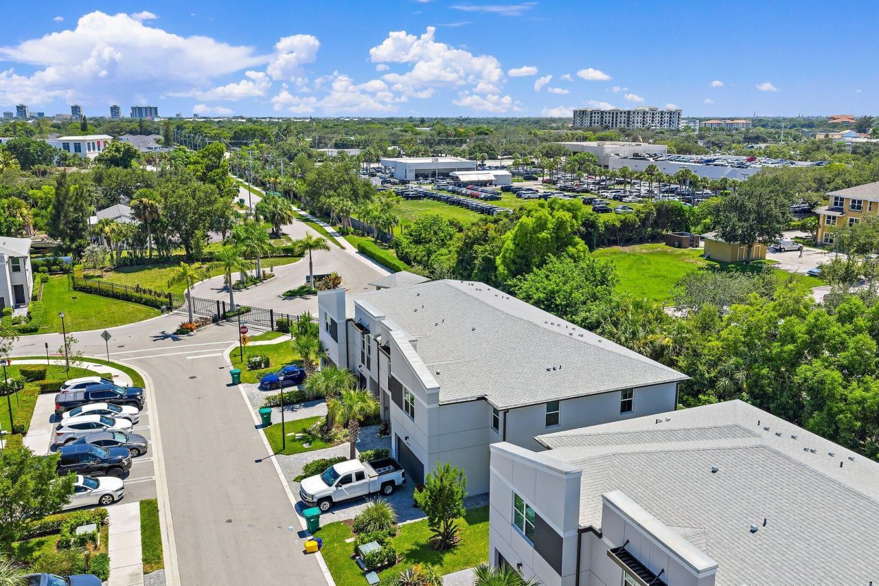 5611 Enclave Drive, Mangonia Park, FL 33407 Photo