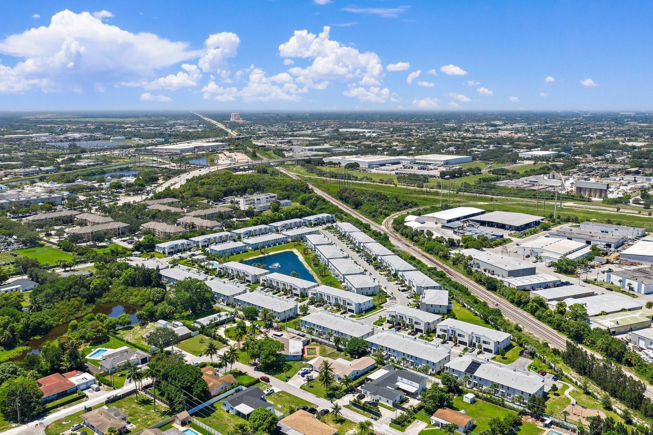 5611 Enclave Drive, Mangonia Park, FL 33407 Photo